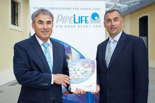  li. Mag. Karl Aigner neuer Regional Manager Central
Europe/Balkans der Pipelife Gruppe - re. Mag. Franz Grabner neuer
Geschäftsführer von Pipelife Austria