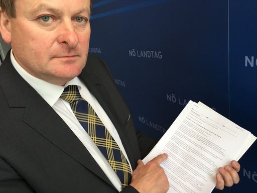 FPÖ Klubobmann Gottfried Waldhäusl droht damit die
Stadtregierung Wr. Neustadt platzen zu lassen.