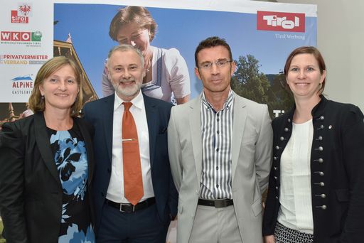  Am 17. Juni lud Gerhard Föger (2. v. l.), Land Tirol, im Rahmen
der Vermieterakademie zum Vermietercoach-Infotag mit Vorträgen von
Sabine Pinggera, Wirtschaftskammer (l.), Kommunikations-Psychologe
Bernhard Ahammer sowie Isabella Piekarz, Fachhochschule Salzburg.