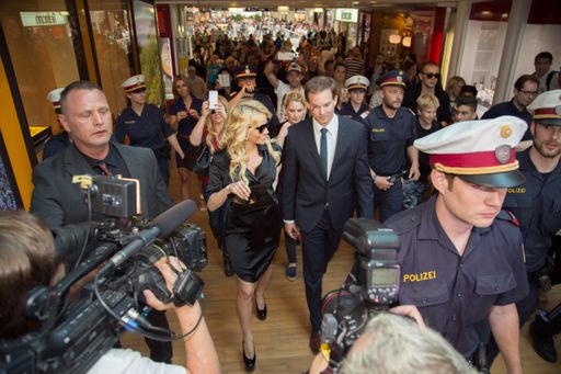  Stargast Pamela Anderson mit Matthias Franta,
Center Manager Donau Zentrum im Rahmen der VIENNA FASHION NIGHT
2015.