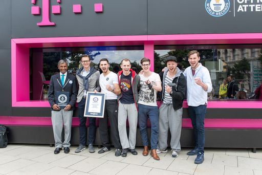 Urkundenübergabe Weltrekord: Judge Guiness World Records, Thomas
Kicker (CCO T-Mobile), Mirza Jahic, Michael Hambrusch, Phillip
Oppeneiger und Fabian Brandl (v.l.n.r.)