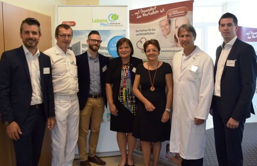 Vorschau Bild von Pflegedienstleiter Jürgen Friedl, MSc
(Lebens.Med Zentrum Bad Erlach), Ärztlicher Leiter Prim. Dr.
Johannes Schuh (Lebens.Med Zentrum Bad Erlach),
Kongress-Vorsitzender Harald Titzer, BSc (AKH Wien),
Kongress-Vorsitzende Pflegedirektorin Dr. Evelyn Fürtinger, MAS
(Landesklinikum Wiener Neustadt), Geschäftsführerin Karin Weißenböck
(Lebens.Med Zentrum Bad Erlach), Leiter der Onkologischen
Rehabilitation Prim. Univ.-Prof. Dr. Alexander Gaiger (Lebens.Med
Zentrum Bad Erlach), Verwaltungsleiter Mag. Norbert Braunstorfer, MA
(Lebens.Med Zentrum Bad Erlach).