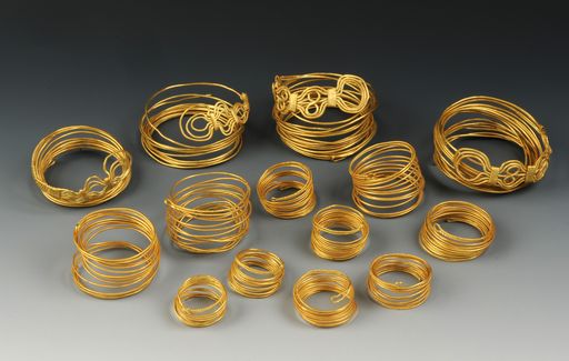 Golddepot vom Hallstätter See: Der Schatzfund setzt
sich aus 14 Schmuckstücken mit einem Gesamtgewicht von 506 Gramm
zusammen.