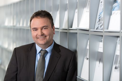 Dipl.-Ing. Rainer Ostermann, Country Manager Festo
Österreich: „Wir bauen unsere Services konsequent aus – mit der
Zusammenarbeit im C-Teile-Management und im Standard-Programm
eröffnen wir eine weitere Bestelloption für unsere Kunden.“