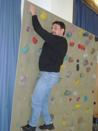 Vorschau Bild von Proband mit Prothese an der Kletterwand