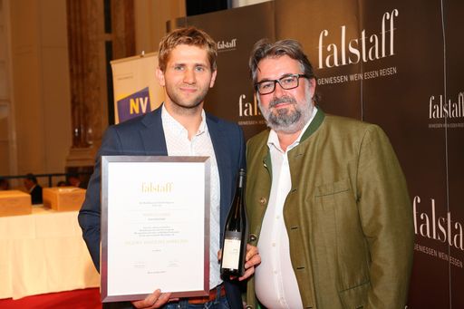  http://www.apa-fotoservice.at/galerie/6771 Im
Bild (v.l.n.r.): Markus Huber (Winzer des Jahres 2015) mit Peter
Moser (Falstaff Chefredakteur)