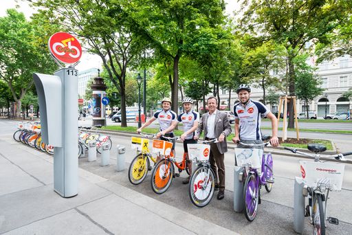 Begrüßung bei der Ankunft in Wien durch Gewista CEO
KR Karl Javurek. Am Bild v.l.n.r.: Markus Stadlbauer, Stefan
Hagmair, Gewista CEO KR Karl Javurek, Christoph Wiesmeyr. Der vierte
Radler, Martin Stadlbauer, nicht mit am Bild.