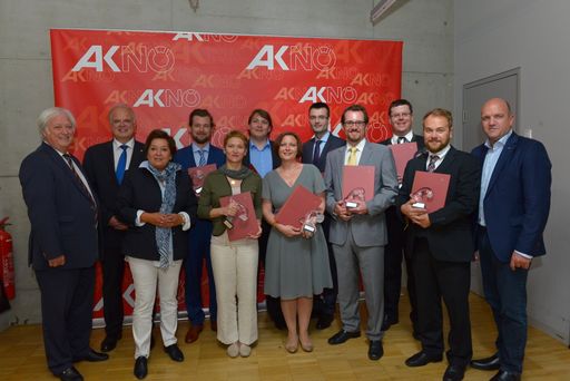  AKNÖ-Präsident Markus Wieser (re) und AKNÖ-Direktor
Helmut Guth (li) übergeben den Wissenschaftspreis