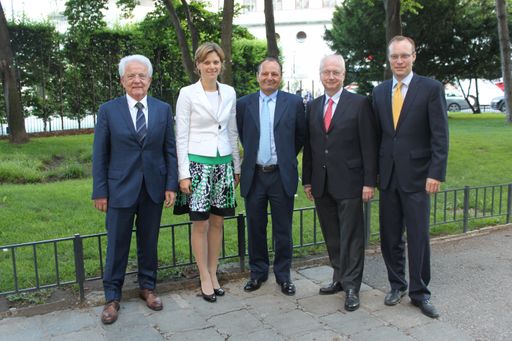  Vorstand „Mein Auto“: v.l.n.r.: KommR Willibald
Keusch (Obmann-Stellv.), Janina Havelka-Janotka, MBA
(Obmann-Stellv.), KommR Burkhard Ernst (Obmann), KommR Ing. Mag.
Bernhard Dworak (Obmann-Stellv.), Dr. Alexander Biach
(Obmann-Stellv.)