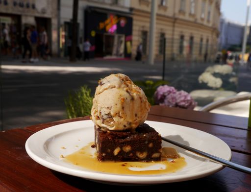 Vorschau Bild von Neu im Sortiment sind verschiedene Eisdesserts von Ben & Jerry's.