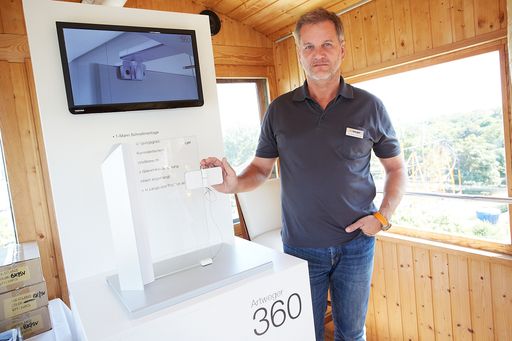  http://www.apa-fotoservice.at/galerie/6812 Im Bild
Ing. Nikolaus Schneider, ARTWEGER Verkaufsleiter zeigt das 360°
Scharnier im Wiener Riesenrad