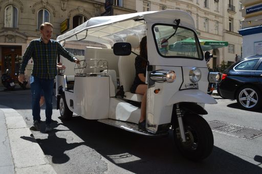 Vorschau Bild von Das Elektro-TukTuk am Theobaldgassenfest.