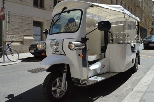 Vorschau Bild von Das Elektro-TukTuk am Theobaldgassenfest.