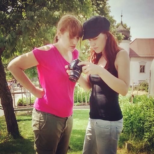 Vorschau Bild von WHAT ABOUT US Filmemacherin Alexandra Wedenig und
Singer-Songwriterin GuGabriel bei Vorbereitung und Besprechung im
Schaugarten des Vereins "Arche Noah" in Schiltern.