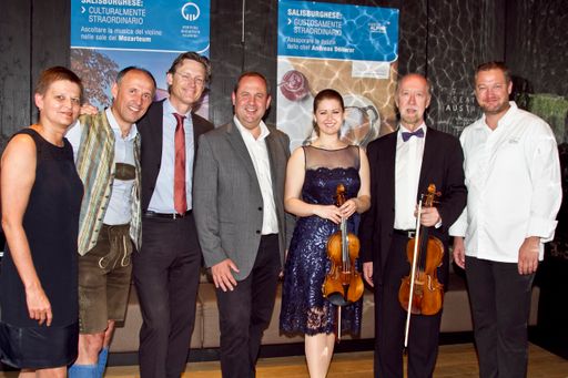  Das SalzburgerLand präsentierte seine
vielfältige Natur- und Kulturkompetenz in Mailand: v.l.n.r.: Dr.
Gabriele Ramsauer (Stiftung Mozarteum Salzburg), Leo Bauernberger,
MBA (GF SLTG), Dr. Johannes Hörl (Generaldirektor GROHAG), DI Josef
Pröll (Österreichischer Regierungsbeauftragter für die
Weltausstellung EXPO), Patricia und Heinrich Koll mit Mozarts
Costa-Geige (Mitglieder der Wiener Philharmoniker), Andreas Döllerer
(3-Hauben-Koch Golling).