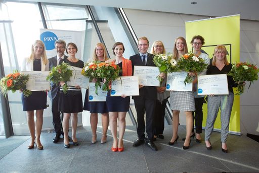  http://www.apa-fotoservice.at/galerie/6823
Sechs PreisträgerInnen des PR-Wissenschaftspreises
und eine Sonderpreisträgerin freuen sich über Würdigung ihrer
wissenschaftlichen Arbeiten