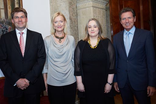  Bild zu OTS - http://www.apa-fotoservice.at/galerie/6732 Im Bild
v.l.n.r.: Prof. Dr. Martin Andreas Stadler (Inhaber des Lehrstuhls
für Ägyptologie an der Julius-Maximilians-Universität Würzburg), Dr.
Johanna Rachinger (Generaldirektorin der Österreichischen
Nationalbibliothek), Mag. Angelika Zdiarsky (Kuratorin der
Ausstellung), o. Univ.-Prof. Dr. Karlheinz Töchterle (Abgeordneter
zum Nationalrat).