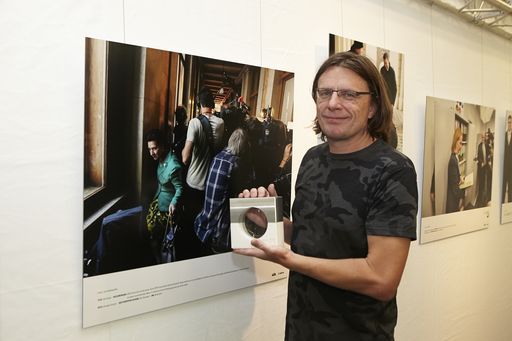 http://www.apa-fotoservice.at/galerie/6851/
Objektiv 2015: Den Gesamtsieg erhielt Christian Fischer für ein
Bild, das Bildungs- und Frauenministerin Gabriele Heinisch-Hosek
zeigt, wie sie sich rund um eine Parteisitzung zur Frage der
Frauenquote durch den Pressefotografenpulk kämpft.
