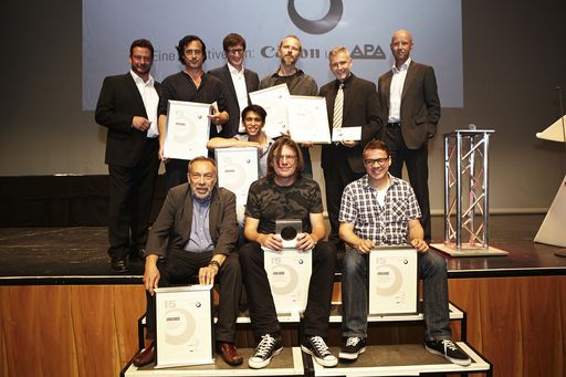 Vorschau Bild von http://www.apa-fotoservice.at/galerie/6851/
Gewinner und Initiatoren des „Objektiv 2015“: Am Donnerstagabend
(25.6.2015) verliehen APA und Canon den Preis für die besten
Pressefotos des Jahres. Im Bild 1. Reihe v.l.n.r.: Walter Wobrazek
(Kategoriesieger Ikonen), Christian Fischer (Gesamtsieger sowie
Kategoriesieger Innen- und Außenpolitik), Georg Hochmuth
(Kategoriesieger Kunst und Kultur), 2. Reihe: Daniel Schaler
(Kategoriesieger Chronik), 3. Reihe: Michael Lang
(APA-Chefredakteur), Philipp Horak (Kategoriesieger Fotoserien),
Klemens Ganner (Geschäftsführer APA-PictureDesk), Helmut Graf
(Kategoriesieger Wirtschaft), Heinz-Peter Bader (Kategoriesieger
Sport), Peter Saak (Geschäftsführer Canon Österreich).