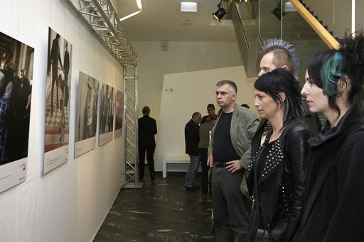 Vorschau Bild von http://www.apa-fotoservice.at/galerie/6851/
Objektiv“ - Verleihung des Pressefotopreises 2015 – Interessiertes
Publikum vor den nominierten Bildern in der Kategorie Innen- und
Außenpolitik.