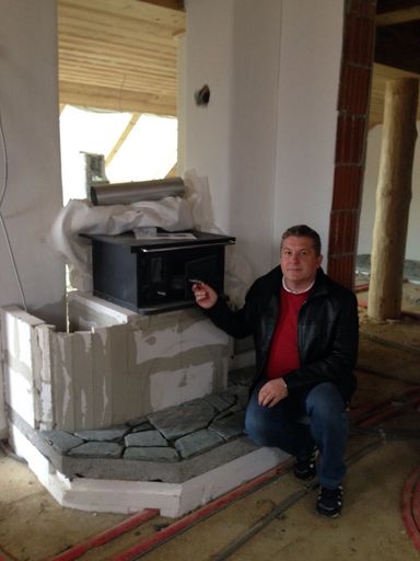 Vorschau Bild von Alexander Flechl vor einer halbfertigen Anlage.