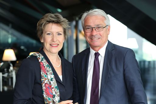 http://www.apa-fotoservice.at/galerie/6828 Im Bild
v.l.n.r.: Dr. Katharina Lichtmannegger (Lichtmannegger Consulting)
und Dr. Georg Pölzl (CEO Post AG)