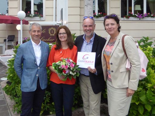  Von links nach rechts: Mag. Andreas Cieslar,
Marketingdirektor Casinos Austria; Birgit Fischer, Geschäftsführerin
Hotels & Casinos Austria; Peter Buocz, Präsident Hotels & Casinos
Austria, Direktor Schick-Hotels; Brigitta Hartl-Wagner,
Vize-Präsidentin Hotels & Casinos Austria, Chief Sales & Marketing
Officer Sacher-Hotels