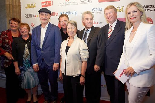  http://www.apa-fotoservice.at/galerie/6820 Im Bild
v.l.n.r. Volkshilfe Präsidentin Barbara Gross, 3.
Landtagspräsidentin Marianne Klicka, Volkshilfe Österreich Direktor
Erich Fenninger, Cornelius Obonya, Margit Fischer, Bundespräsident
Dr. Heinz Fischer, Dietmar Hoscher (Casinos Austria) und
ORF-Moderatorin Claudia Reiterer
