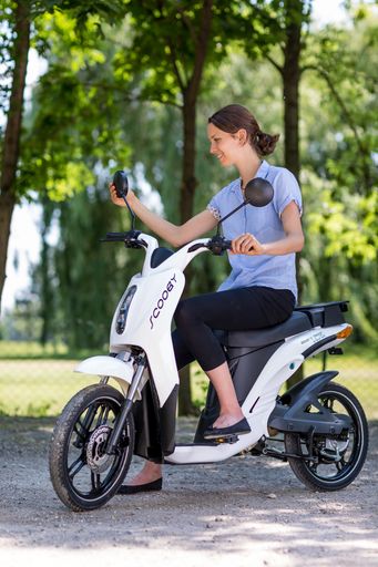  Unser iO Scooby hält die Luft rein, ist sparsam und
flüstert beim Fahren“, sagt Bernd Kraemmer, Eigentümer von iO
Scooter. Das spricht sich bei immer mehr Tourismusbetrieben herum.