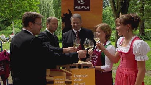Unter dem Motto „Österreich und Europa
entdecken und erschmecken“ lockten am Wochenende insgesamt 30
AusstellerInnen aus den österreichischen GenussRegionen und dem
benachbarten Ausland 10.000 BesucherInnen in den Innsbrucker
Hofgarten. Namhafte Gäste wie der gebürtige Tiroler und
Bundesminister Andrä Rupprechter sowie Landeshauptmann Günther
Platter ließen es sich nicht nehmen, gemeinsam mit Margareta
Reichsthaler, Obfrau der GENUSS REGION ÖSTERREICH, einerseits das
10-jährige Bestehen der Initiative und andererseits die 20-jährige
EU-Mitgliedschaft Österreichs, zu feiern.