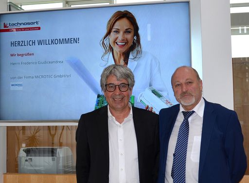  V.l.n.r.: Frederico Giudiceandrea, CEO Microtec srl GmbH, und
Johannes Gschwandtner; CEO technosert electronic GmbH