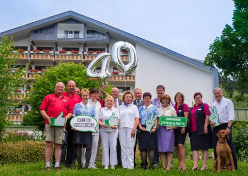  Dkfm. Helmut (re.) und Peri Eder (4. v. re.) mit
Mitarbeitern, die bereits über 35 Jahre im Humanomed Zentrum
Althofen tätig sind.