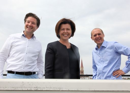 Michael Meixner, Isabella Koch und Dieter Zoubek
(von links nach rechts) vereinbarten einen Zusammenschluss ihrer
Unternehmen. ACP Business Solutions Wien übernimmt die Mehrheit an
Medix Informatik.