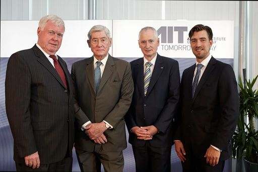  http://www.apa-fotoservice.at/galerie/6859 Im Namen
des Präsidenten des Aufsichtsrates, Dr. Hannes Androsch und der
Geschäftsführung des AIT Austrian Institute of Technology lud das
AIT zur Bilanzpressekonferenz über das Geschäftsjahr 2014, den
Ausblick auf 2015 sowie aktuelle Schwerpunkte aus der
Infrastrukturforschung ein.