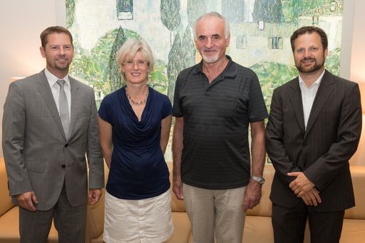 Neue Behandlungsmöglichkeit für
Lungenkrebspatienten. Im Bild v.l.n.r.: Dr. IVO WINIGER, Medical
Affairs Head von Novartis Oncology in Österreich; OA Dr. ULRIKE
SETINEK, Fachärztin für Pathologie, Otto-Wagner-Spital in Wien,
REINHOLD SVINGER, Patient, OA Dr. MAXIMILIAN HOCHMAIR, Interne
Lungenabteilung, Leiter der Onkologischen Ambulanz + Tagesklinik im
Otto-Wagner-Spital in Wien und Arbeitskreisleiter für pneumologische
Onkologie in der ÖGP.
