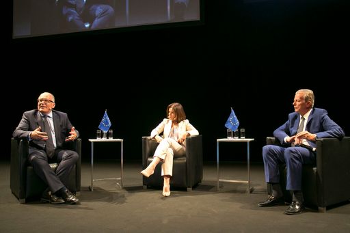 http://www.apa-fotoservice.at/galerie/6821/ Im Bild
v.l.n.r.: Frans Timmermanns (1. Vizepräsident der EU-Kommission),
Ingrid Thurnher (Moderatorin, ORF), Reinhold Mitterlehner
(Vizekanzler)