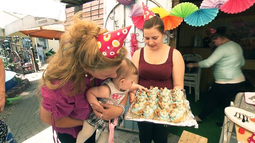 Silvia (li.) mit Enkelkind Celina-Sophie und
Sarafina. Ausstrahlung "Die Wollnys - Eine schrecklich große
Familie" am 06.07.2015 um 20:15 Uhr bei RTL II. © RTL II - Recht zum
Abdruck/Darstellung zeitlich/sachlich beschränkt auf die Bewerbung
der Sendung. Weiterer Text über ots und www.presseportal.de/nr/6605