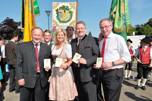 NÖ Bauernbundobmann Hermann Schultes,
Bauernbunddirektorin Klaudia Tanner, Bundesminister Andrä
Rupprechter und Agrar-Landesrat Stephan Pernkopf präsentierten am
Bauerntag in Wieselburg auch die Figl-Broschüre des NÖ Bauernbunds.