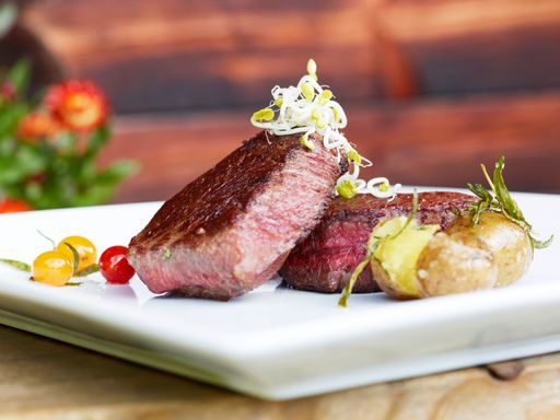  Bad Kleinkirchheim.Bild: im Rahmen der
Kulinarischen Sternwanderung am 18. Juli wird Rindfleisch aus den
Nockbergen - Nockalmrind - seviert.