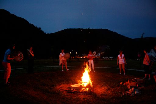 Vorschau Bild von Entzünden des Feuers für die Schwitzhüttenzeremonie mit Andrea
Berghofer und Helmut Löffler (Institut SYNC)