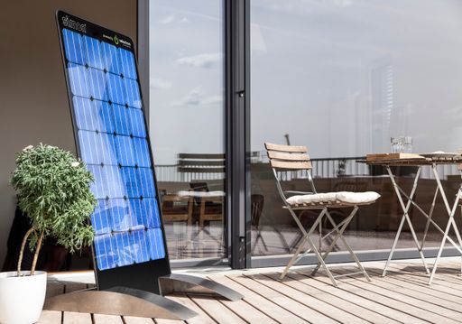  Crowdfunding simon - das Mini Kraftwerk: Darstellung der
Standmontage auf einer Terrasse (Bildhinweis: Symbolfoto -
Produkt-und Designänderungen sind bis zur Auslieferung möglich)