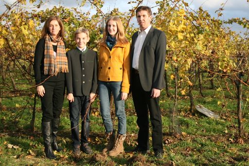 Großer Erfolg für die Weinviertler Biowinzer:
Der von W. Baumgartner aus Untermarkersdorf vinifizierte Grüne
Veltliner BIO Weinviertel DAC 2014 erhielt bei der „New York Wine
Competition 2015“ die selten vergebene Doppelgoldmedaille.