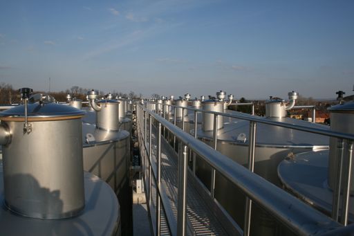 Vorschau Bild von Das Weingut Baumgartner, mit 182 Hektar
Rebfläche das größte Weingut Österreichs, hat sich seit dem Jahr
1725 der Herstellung hochwertiger Weine verschrieben Das von
Generation zu Generation weitergegebene Wissen um den Weinbau
schlägt sich regelmäßig in Auszeichnungen und in der Verleihung
international bekannter Preise nieder.