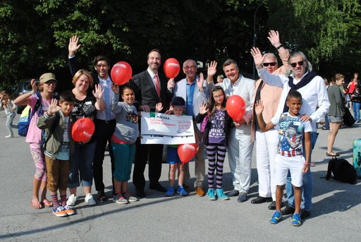 Spendenscheckübergabe in der Höhe von 5.000 Euro
bei der Abfahrt der integrativen Kinderferien der Volkshilfe NÖ in
Wiener Neustadt. Im Bild: Leiterin der Kinderferien Mag. Petra
Fehenberger, Klaus Leitzmann, MSc und DI (FH) Christian Morawa von
ARVAL, Präsident der Volkshilfe NÖ Prof. Ewald Sacher,
Geschäftsführer der Volkshilfe NÖ Mag.(FH) Gregor Tomschizek,
Vizepräsident der Volkshilfe NÖ Vzbgm. a.D. Holger Linhart,
Prokurist KommR Rainer Zeithammel mit Ferienkindern.