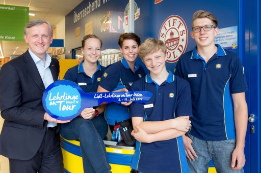 Vorschau Bild von Alexander Deopito, Vorsitzender der
Geschäftsleitung von Lidl Österreich, übergibt den Lehrlingen
Patricia Karlon, Jessica Konrad, Niklas Nemec und Jonathan Pirker
den Schlüssel für die Filiale (v.l.n.r.)