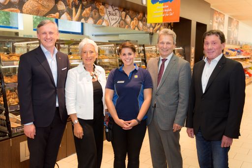 Vorschau Bild von Besuch bei „Lehrlinge on Tour“ in Wien (v.l.n.r.):
Alexander Deopito, Vorsitzender der Geschäftsleitung von Lidl
Österreich, Renate Römer, Sonderbeauftragte der WKO für WorldSkills
und EuroSkills, Lehrling Jessica Konrad, ÖGB-Präsident Erich Foglar
und Gottfried Winkler, Vorsitzender der Gewerkschaft vida.