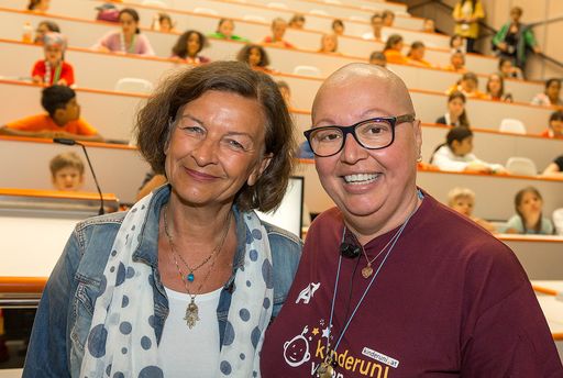  Prominenter Besuch am heutigen Montag bei der
KinderuniMedizin im Hörsaalzentrum der Medizinischen Universität
Wien: Gesundheitsministerin Sabine Oberhauser (rechts im Bild) hielt
vor zahlreichen interessierten Kids das Seminar „Das 1x1 für ein
gesundes Leben“. Die Ministerin wurde von Karin Gutiérrez-Lobos,
Vizerektorin für Lehre, Gender & Diversity der MedUni Wien (links im
Bild), herzlich begrüßt und gab danach den jungen Studierenden im
Alter von sieben bis zwölf Jahren in einem Vortrag Tipps für einen
gesunden Lebensstil, wobei sie auf die Bedeutung von gesunder
Ernährung und viel Bewegung sowie die Gefahren des Rauchens hinwies.