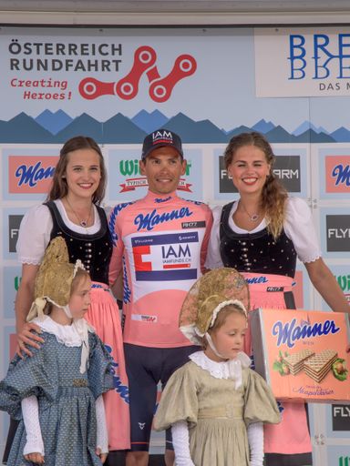Bregenz, Siegerehrung. Stefan Denifl (AUT/IAM Cycling) mit dem
Manner Shirt für den besten Österreicher der Tour