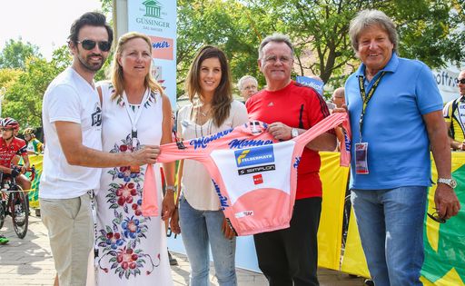 Vorschau Bild von v.l.n.r: Österreichtour: Rene Haselbacher, Intendatin Dagmar
Schellenberger (Seefestspiele Mörbisch), Julia Dujmovits
(Snowboarderin), LH Burgenland Hans Niessl und ÖRV Präsident Otto
Flum.
