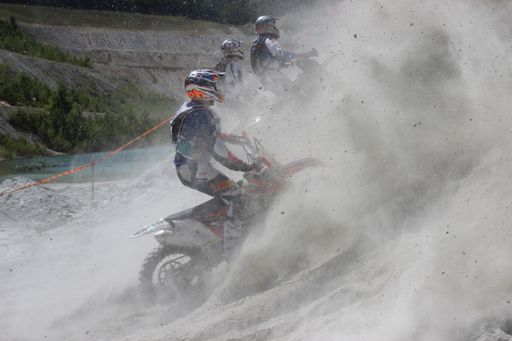  BILD zu OTS - BILD zu OTS - BILD zu OTS - BILD zu
OTS - BILD zu OTS - Endurofahrer beim Kaolinwerkrennen, Steile
Auffahrt an Sandwand